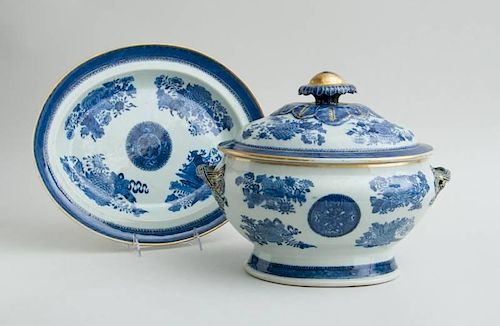 CHINESE EXPORT PORCELAIN BLUE FITZHUGH AND WHITE TUREEN, COVER AND STAND