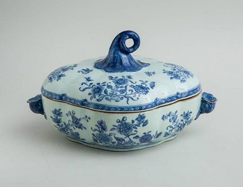 CHINESE EXPORT PORCELAIN BLUE AND WHITE TUREEN AND COVER