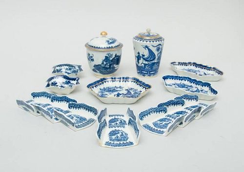 GROUP OF WORCESTER AND CAUGHLEY TRANSFER-PRINTED PORCELAIN TABLE ARTICLES, IN THE FISHERMAN PATTERN