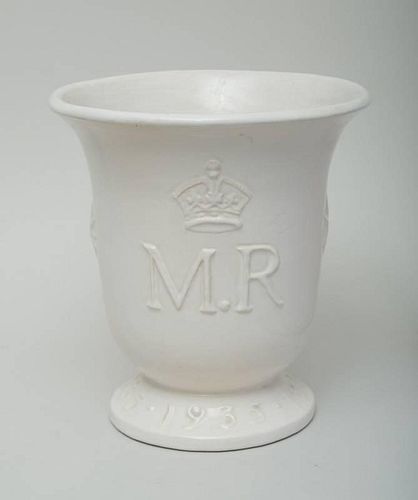 ENGLISH WHITE-GLAZED POTTERY COMMEMORATIVE URN, CORONATION OF GEORGE V AND QUEEN MARY, 1935