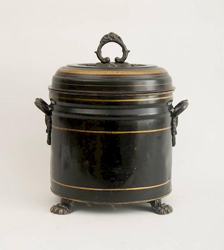 CAST-METAL-MOUNTED BLACK GROUND TÔLE PEINTE COAL SCUTTLE AND COVER
