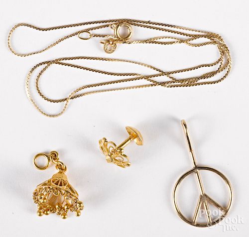 22K yellow gold pin and pendant, etc.