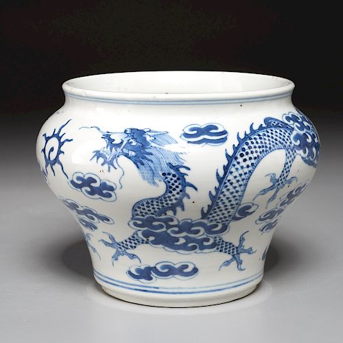 Chinese blue and white porcelain dragon jar