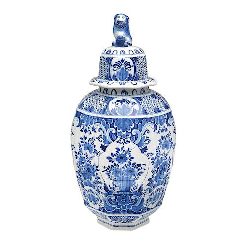 A BLUE AND WHITE DELFTWARE VASE.