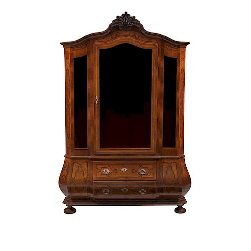 A DEUTCH STYLE VENEERED WOOD AND MARQUETRY BOMBÉ SHOWCASE, 19TH CENTURY. 