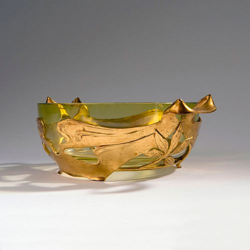 Chestnut' bowl with two handles, c. 1900