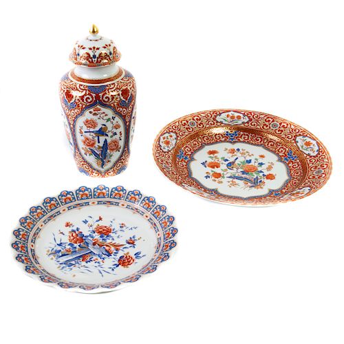 Lote de artículos decorativos. Alemania, siglo XX. Elaborados en porcelana Bavaria y Kaiser con esmalte dorado. Piezas: 3