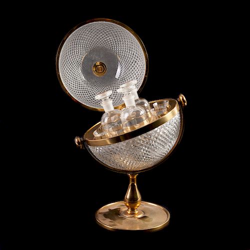Tántalo. Francia, siglo XX. Elaborado en cristal diamantado y bronce, de la firma Crystal et Bronze. Diseño esférico con base circular.