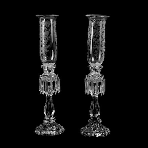 Par de candeleros. Francia, siglo XX. Elaborados en cristal St. Louis, modelo Laetitia Hurricane. Con pantalla de vidrio. Piezas: 2