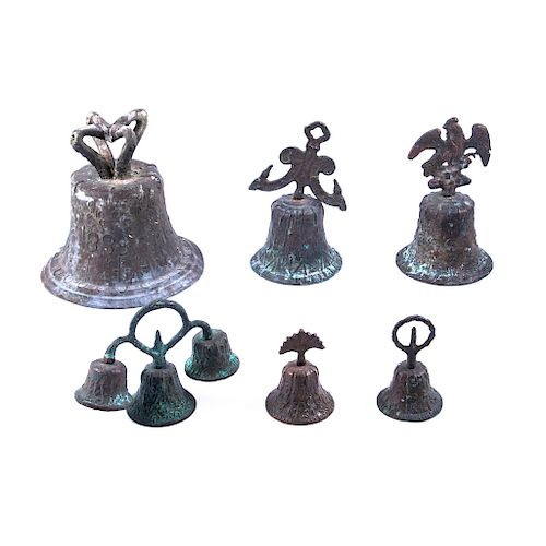 Lote de campanas. México, finales del siglo XIX. Fundición de bronce patinado. Decoradas con motivos orgánicos, Águila Porfiriana, una