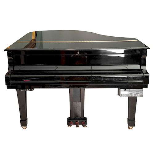 Piano de cola. Japón, siglo XX. Marca Yamaha, modelo Disklavier Mark III Series. Estructura de madera laqueada color negro.