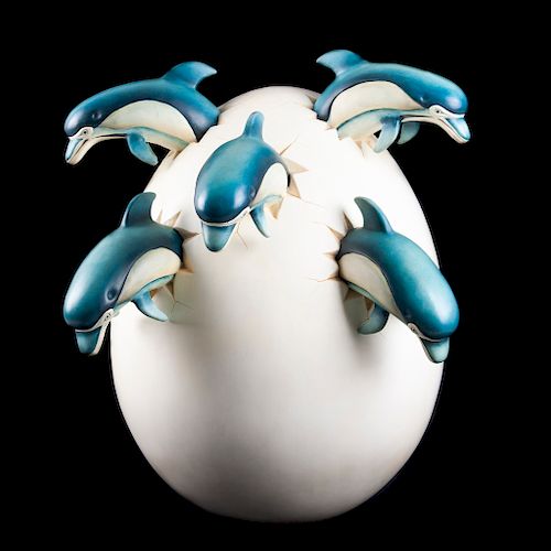 Sergio Bustamante (Culiacán, México, 1949-) Huevo con cinco delfines. Elaborado en cerámica policromada. Firmado. Pieza única.