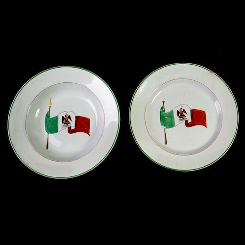 Par de platos conmemorativos.México,principios del S.XX.Elaborados en semiporcelana blanca,acabado brillante.Con Águila Porfiriana.Pz:2