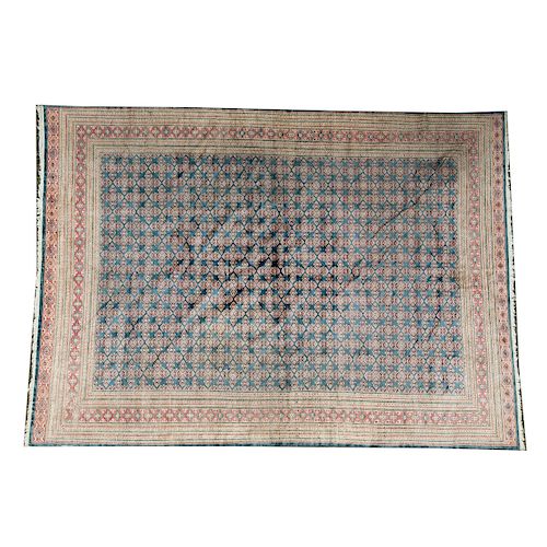 Alfombra. Siglo XX. Estilo persa. Diseño rectangular. Elaborada a mano, en lana ensedada y algodón. Decorada con motivos geométricos.