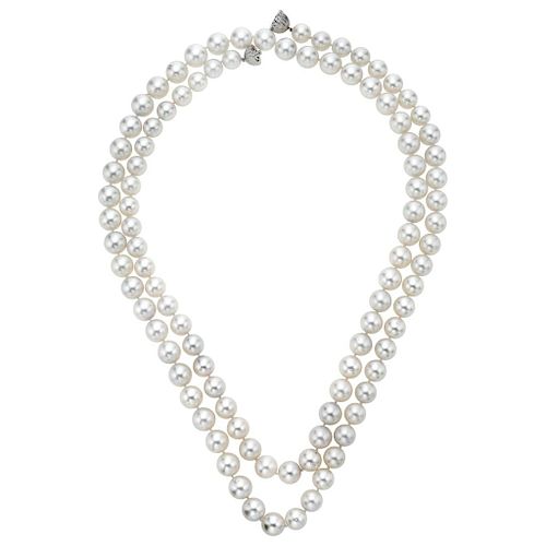 A cultured pearl necklace with diamond 18K white gold clasp.