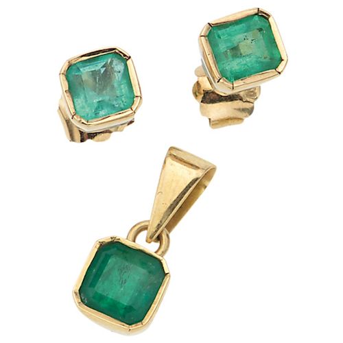 An emerald 18K yellow gold pendant and pair of stud earrings set.