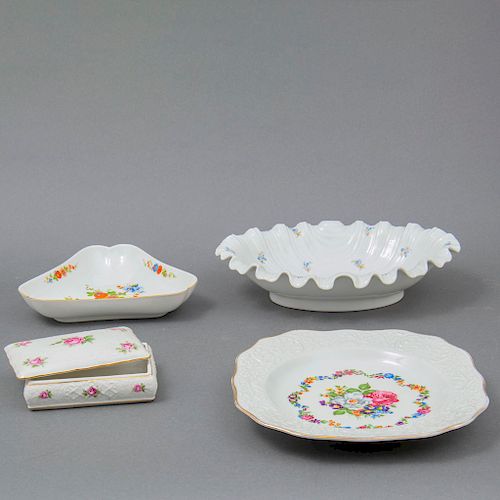 Lote de 4 piezas. Alemania. Siglo XX. Elaboradas en porcelana Bavaria y Kaiser. Decorada con elementos florales, orgánicos.