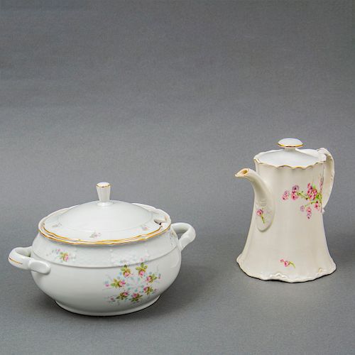 Sopera y jarra. Siglo XX. Elaboradas en porcelana europea. Decoradas con elementos florales en color rosado.