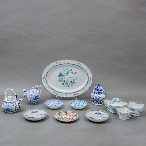 Lote de 12 piezas. Origen oriental. Siglo XX. Elaboradas en porcelana. Decorados con elementos florales y orgánicos en color azul.