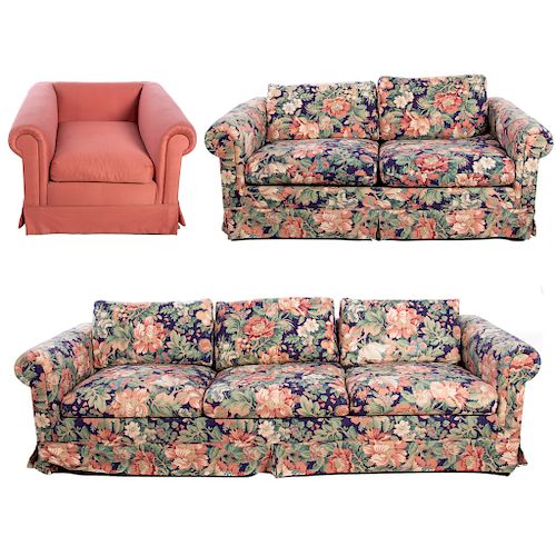 Sala. Siglo XX. En talla de madera. Diferentes diseños de tapiz. Floral y color coral. Consta de: sofá de 3 plazas, love seat y sillón.