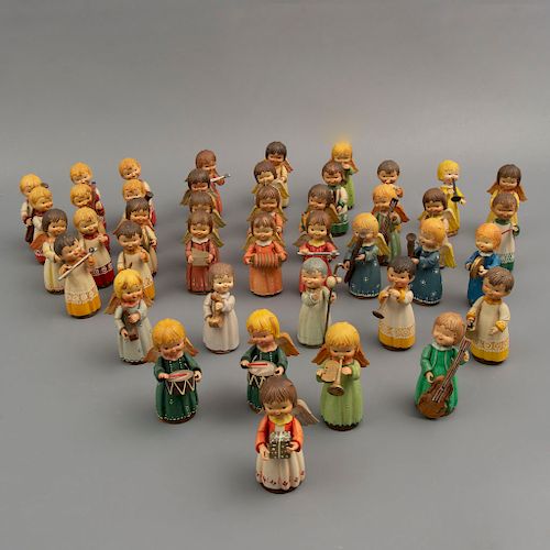 Lote de 42 figuras decorativas. Italia. Siglo XX. Marca Anri. En talla en madera. Consta de 23 ángeles músicos y 19 niños músicos.
