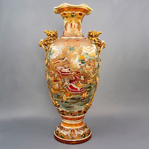Jarrón. Origen oriental. Siglo XX. Estilo satsuma. Elaborado en porcelana. Con esmalte dorado. Decorado con elementos orgánicos.