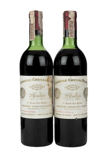 Château Cheval Blanc. Cosecha 1966. 1er. Grand Cru Classé. St. Emilion. Niveles: una en el cuello y una en la punta del hombro. 2 pz.