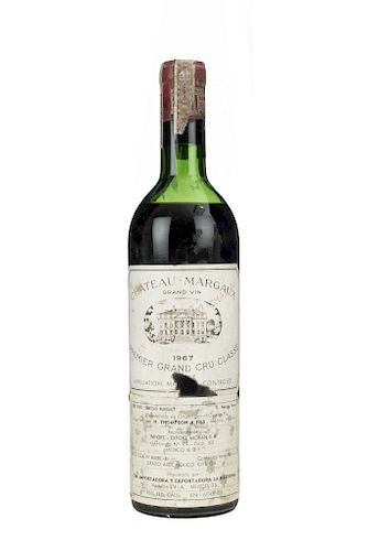Château Margaux. Cosecha 1967. Gran Vin. Premier Grand Cru Classé. Margaux. Nivel: en el hombro superior.