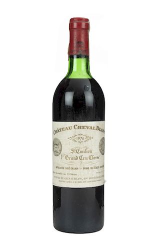 Château Cheval Blanc. Cosecha 1976. 1er. Grand Cru Classé. St. Émilion. Nivel: en la punta del hombro.