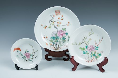 THREE FAMILLE ROSE FLORAL DISHES, GUANGXU PERIOD