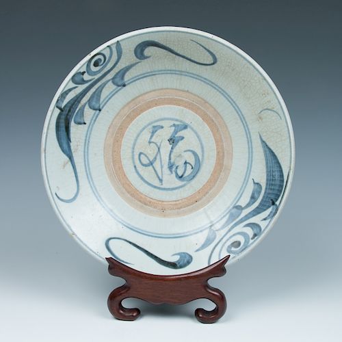BLUE AND WHITE SWATOW 'FU' CHARGER, 18/19TH C.