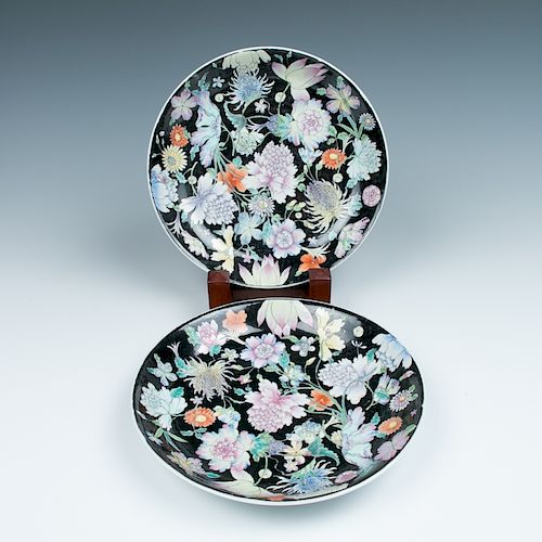 PAIR OF FAMILLE ROSE BLACK MILLEFLEUR DISHES