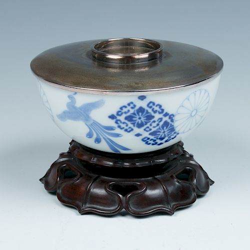 A JAPANESE BLUE AND WHITE BOWL, EARLY 20TH C.