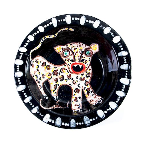 Eric Ledoux (París, Francia, 1946 -) El jaguar. Elaborado en cerámica policromada. Depósito circular. Firmado. 7 x 23.5 cm Ø