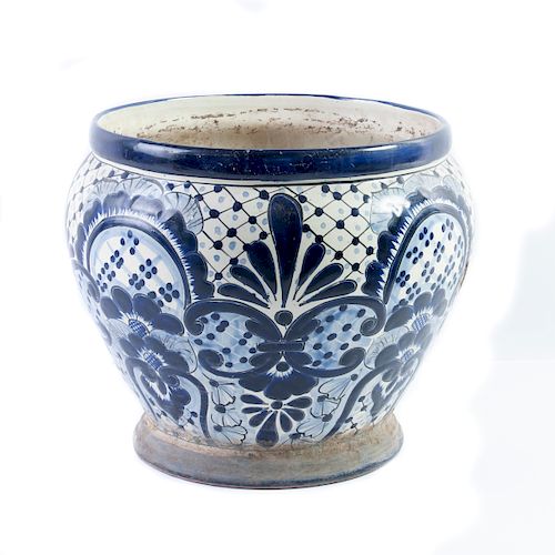 Maceta México, siglo XX. Elaborada en cerámica tipo talavera. Decorada con motivos geométricos y florales en azul cobalto.