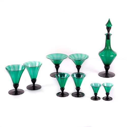 Juego de licorera y copas. Italia, siglo XX. Elaboradas en cristal de Murano color verde. Piezas: 47
