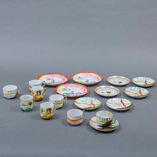 Servicio abierto de té. Japón. Siglo XX. Elaborado en porcelana. Decorado con esmalte dorado y escenas costumbristas de la región.