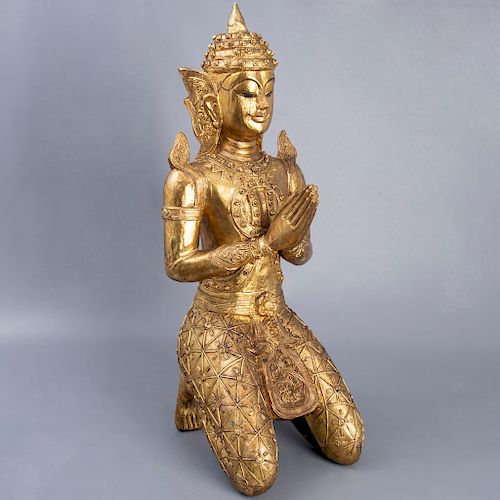 Príncipe Siddharta Gautama (Buda). Tailandia. Siglo XX. En talla de madera dorada. Ataviado con traje de la realeza.