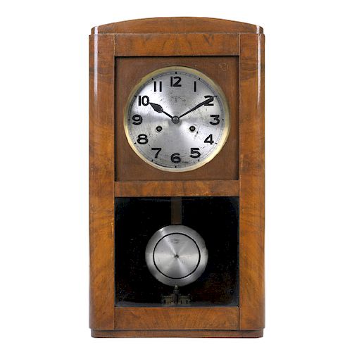 Reloj de pared. Austria. Siglo XX. Marca HIOIH. Elaborado en talla de madera. Consta de: caja, mecanismo de cuerda, péndulo.