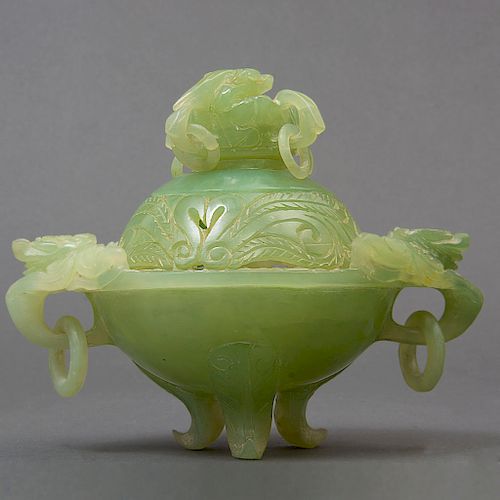 Incensario. Origen oriental. Siglo XX. En talla de jadeita. Decorada con dragones y elementos orgánicos.