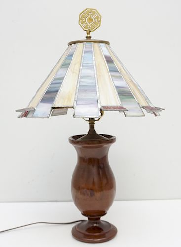 VINTAGE WOOD LAMP W STAINED GLASS