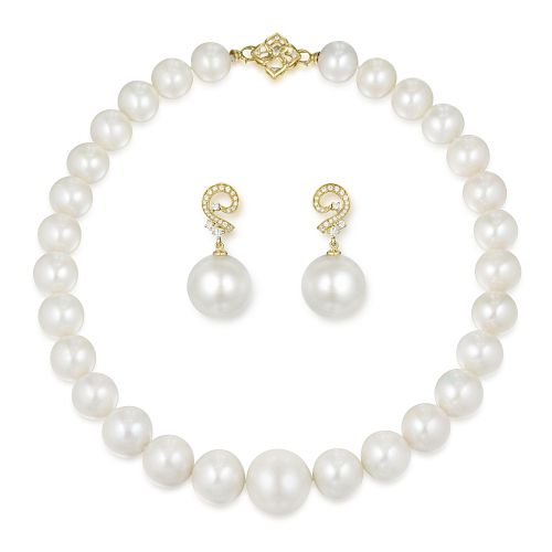 A South Sea Cultured Pearl Necklace and Earring Set