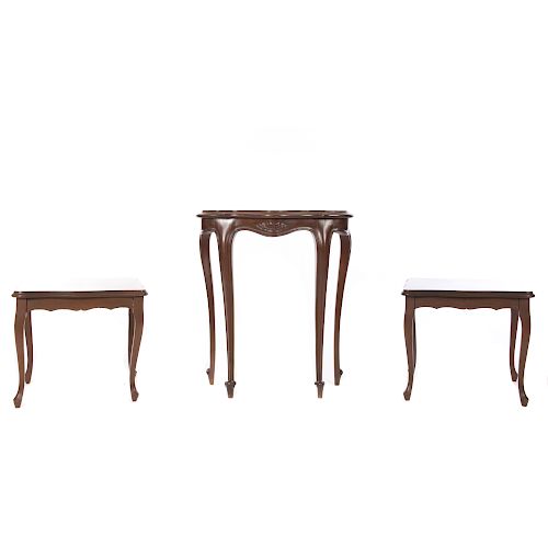 Mesa consola y par de mesas laterales. Siglo XX. Elaboradas en madera tallada. Con cubiertas mixtil’neas y soportes tipo cabriolŽ.