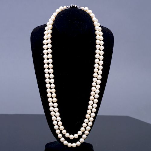 Collar de dos hilos. Elaborado con perlas sintŽticas. Broche en plata con simulante. Peso: 221.5 g.