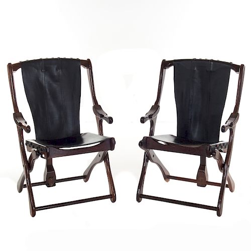 Par de sillas "Sling". MŽxico. A–os 70. Dise–o Don S. Shoemaker.  Elaboradas en madera tropical. Con respaldo y asiento en piel negra.
