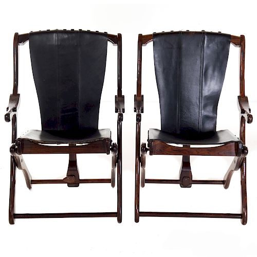 Par de sillas "Sling". MŽxico. A–os 70. Dise–o Don S. Shoemaker. Elaboradas en madera tropical. Con respaldo y asiento en piel negra.