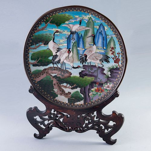 Platón. China, primera mitad del siglo XX. Elaborado en latón con esmalte cloisonné. Diseño circular. Con escenas montañosas y grullas.