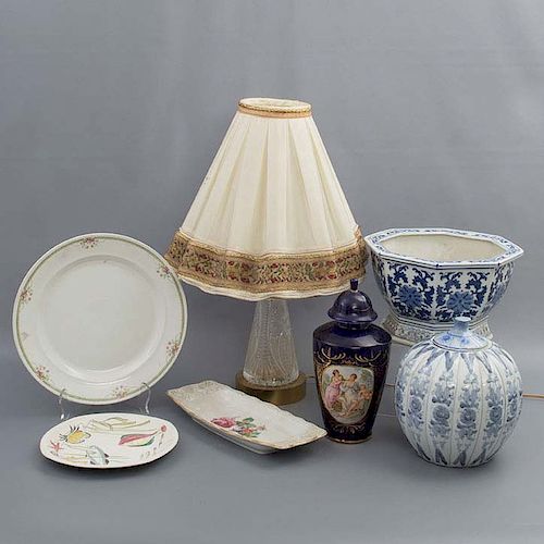 Lote mixto de 7 piezas. Siglo XX. Diferentes diseños y materiales. Consta de:  Juego de 2 macetas, conjunto de porcelana y lámpara.