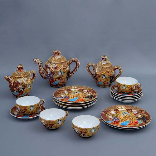 Juego abierto de té. Japón. Siglo XX. Elaborado en porcelana Satsuma. Policromado y con esmalte dorado.