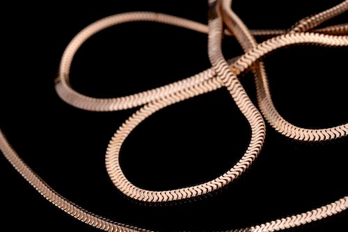 A CONTEMPORARY 14K GOLD OMEGA CHAIN NECKLACE